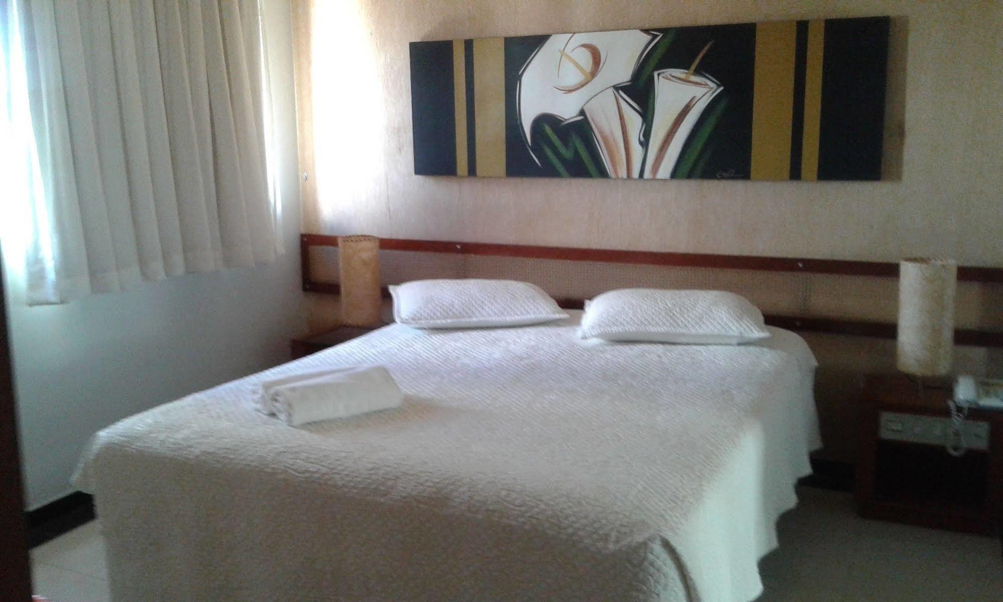 Hotel Monte Rey Montes Claros Esterno foto